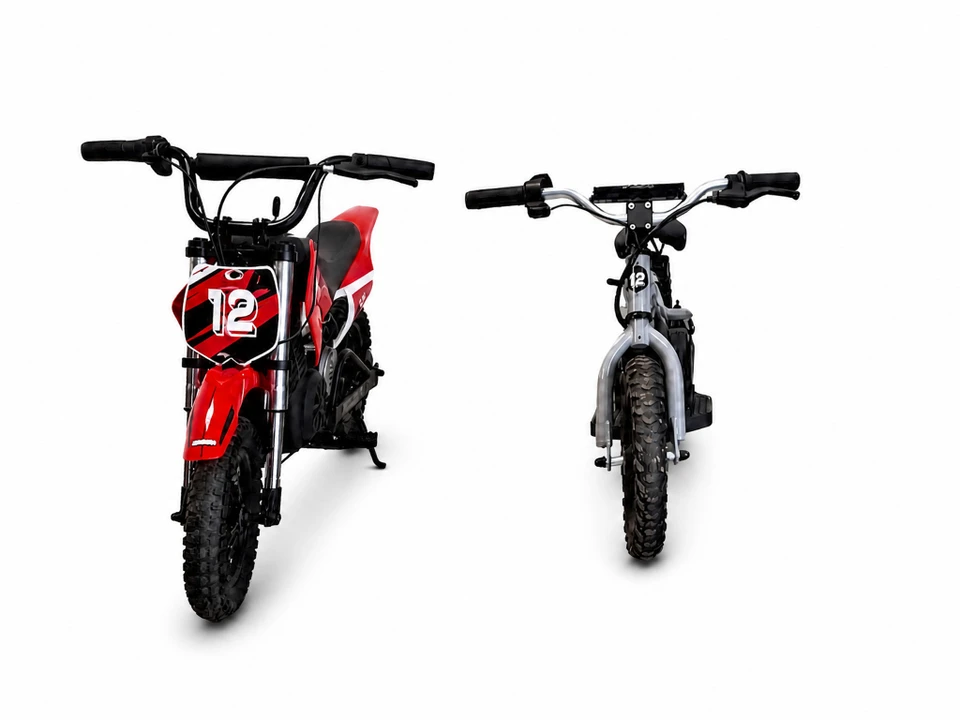 Garage intérieur avec trois deux-roues alignés devant un mur en parpaings