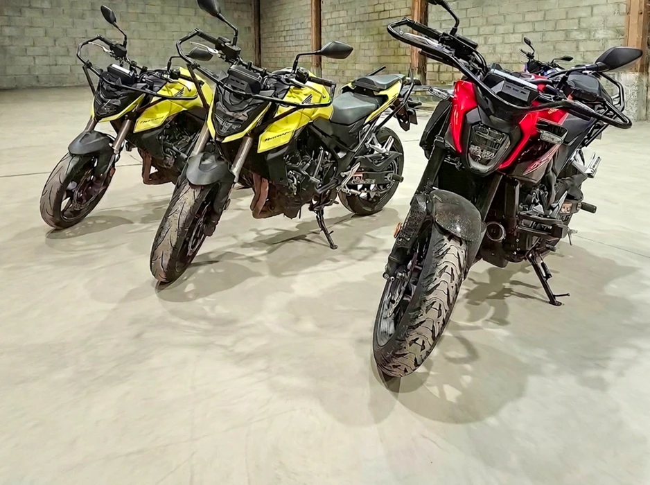 Scène extérieure de formation à la conduite moto sur un terrain asphalté